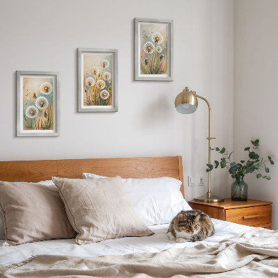 Juego de 3 cuadros decorativos Flores de diente de león sobre un fondo de hierbas en tonos pastel.