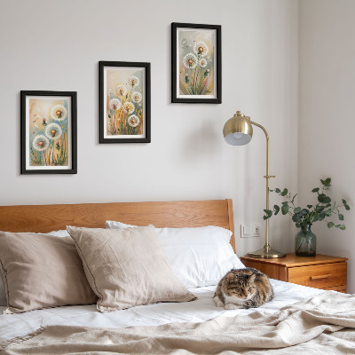 Juego de 3 cuadros decorativos Flores de diente de león sobre un fondo de hierbas en tonos pastel.