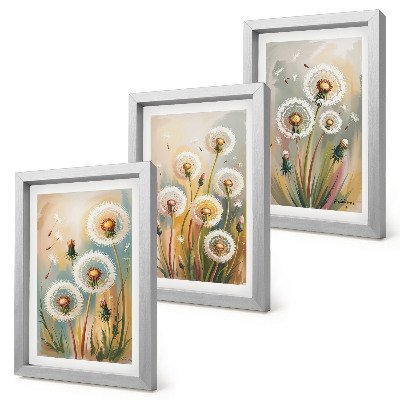 Juego de 3 cuadros decorativos Flores de diente de león sobre un fondo de hierbas en tonos pastel.