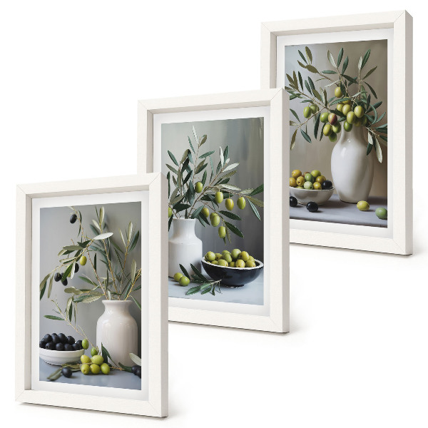 Juego de 3 cuadros decorativos Aceitunas en jarrones con ramas sobre un fondo gris.