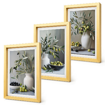 Juego de 3 cuadros decorativos Aceitunas en jarrones con ramas sobre un fondo gris.