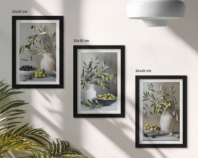 Juego de 3 cuadros decorativos Aceitunas en jarrones con ramas sobre un fondo gris.