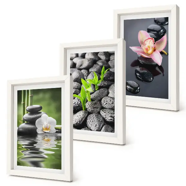 Tríptico enmarcado composición zen y apacible de piedras y flores sobre el agua