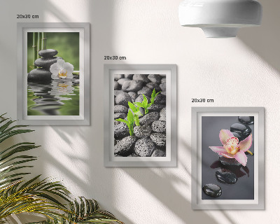Tríptico enmarcado Una composición zen y apacible de piedras y flores sobre el agua.