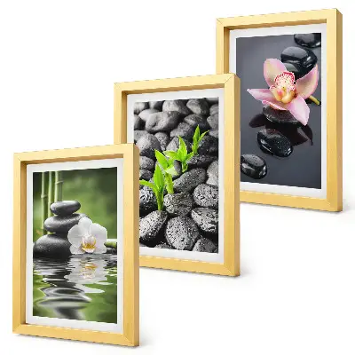 Tríptico enmarcado composición zen y apacible de piedras y flores sobre el agua