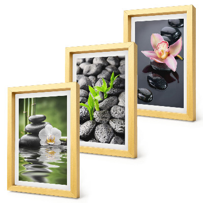 Tríptico enmarcado Una composición zen y apacible de piedras y flores sobre el agua.
