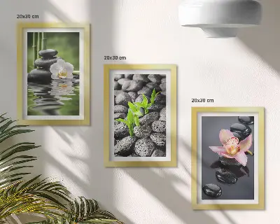 Tríptico enmarcado composición zen y apacible de piedras y flores sobre el agua