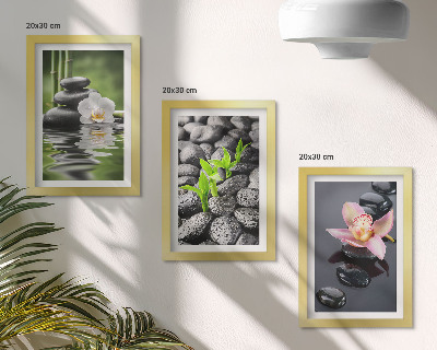 Tríptico enmarcado Una composición zen y apacible de piedras y flores sobre el agua.