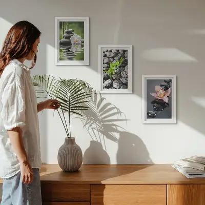 Tríptico enmarcado composición zen y apacible de piedras y flores sobre el agua