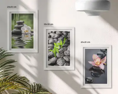 Tríptico enmarcado composición zen y apacible de piedras y flores sobre el agua