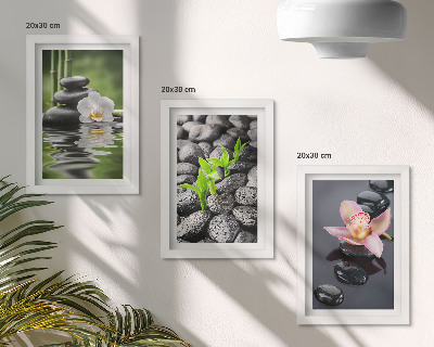 Tríptico enmarcado Una composición zen y apacible de piedras y flores sobre el agua.
