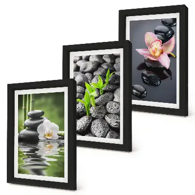 Tríptico enmarcado composición zen y apacible de piedras y flores sobre el agua