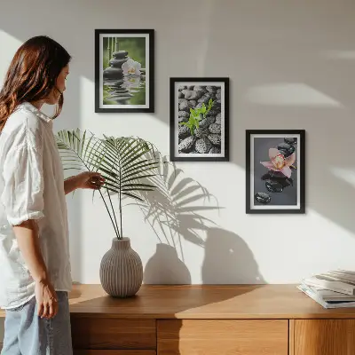 Tríptico enmarcado composición zen y apacible de piedras y flores sobre el agua