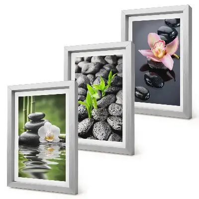 Tríptico enmarcado composición zen y apacible de piedras y flores sobre el agua