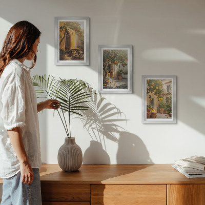 Tríptico enmarcado Patio soleado con árboles cítricos y macetas.