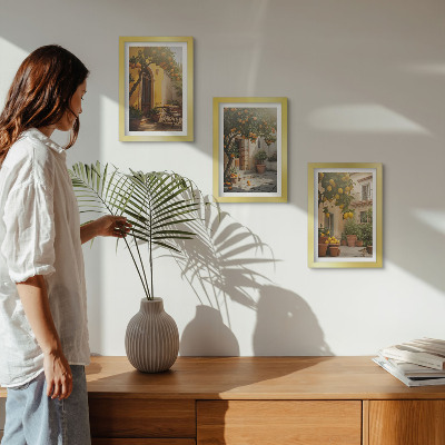 Tríptico enmarcado Patio soleado con árboles cítricos y macetas.
