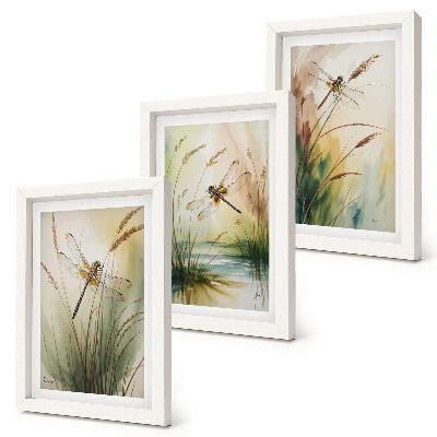 Juego de 3 cuadros decorativos Libélulas entre la hierba junto al agua en un estilo pictórico.