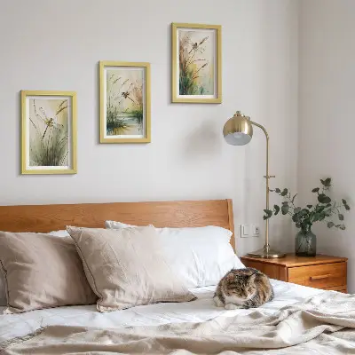 Juego de 3 cuadros decorativos con diseño pictórico de libélulas entre la hierba junto al agua