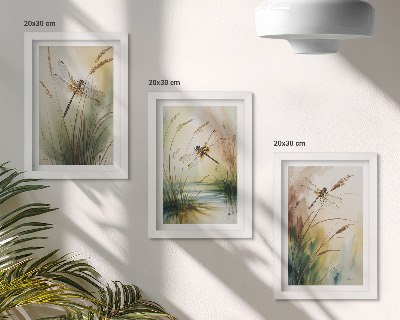 Juego de 3 cuadros decorativos Libélulas entre la hierba junto al agua en un estilo pictórico.