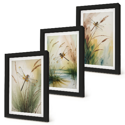 Juego de 3 cuadros decorativos Libélulas entre la hierba junto al agua en un estilo pictórico.