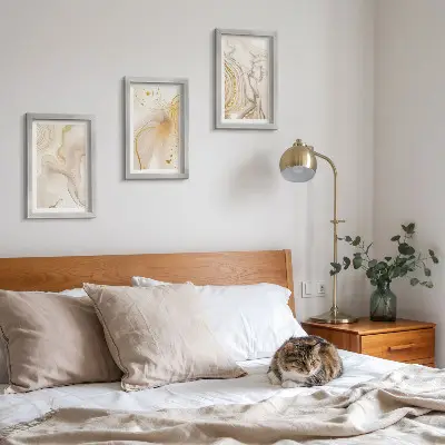 Tríptico de pintura con patrones abstractos enmarcado con diseño de pintura derramada