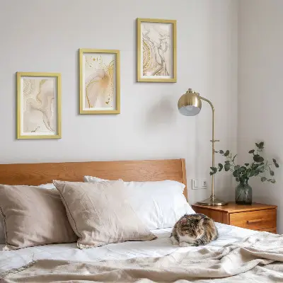 Tríptico de pintura con patrones abstractos enmarcado con diseño de pintura derramada