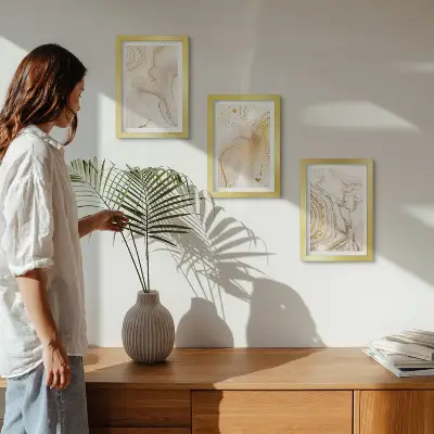 Tríptico de pintura con patrones abstractos enmarcado con diseño de pintura derramada