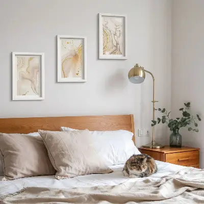 Tríptico de pintura con patrones abstractos enmarcado con diseño de pintura derramada