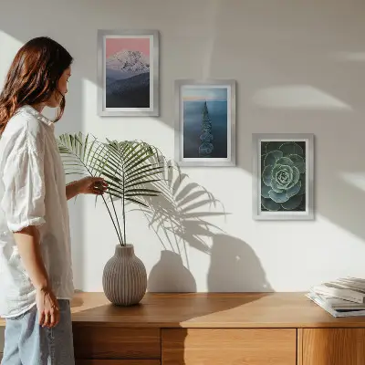 Tríptico enmarcado con diseño de montañas, cielo rosado, agua y suculentas verdes
