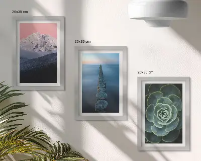 Tríptico enmarcado con diseño de montañas, cielo rosado, agua y suculentas verdes