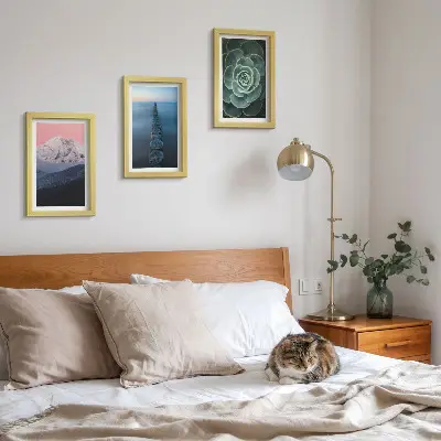 Tríptico enmarcado con diseño de montañas, cielo rosado, agua y suculentas verdes