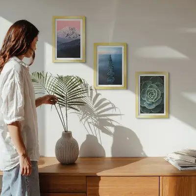 Tríptico enmarcado con diseño de montañas, cielo rosado, agua y suculentas verdes
