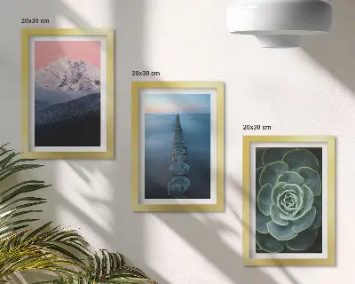 Tríptico enmarcado con diseño de montañas, cielo rosado, agua y suculentas verdes