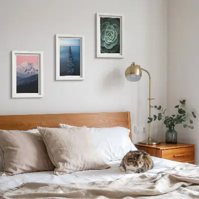 Tríptico enmarcado con diseño de montañas, cielo rosado, agua y suculentas verdes