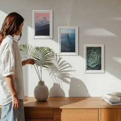Tríptico enmarcado con diseño de montañas, cielo rosado, agua y suculentas verdes