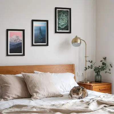 Tríptico enmarcado con diseño de montañas, cielo rosado, agua y suculentas verdes