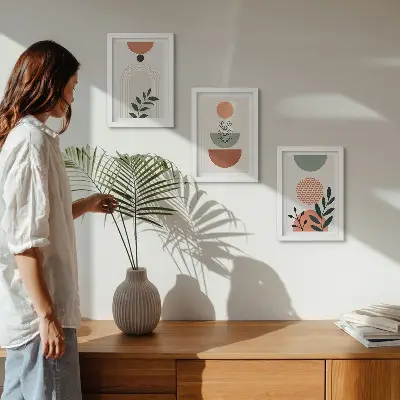 Tríptico enmarcado con motivos vegetales en formas y colores modernos
