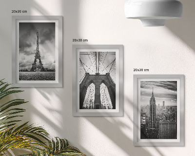 Juego de 3 cuadros decorativos Torres y puentes en tonos monocromáticos.