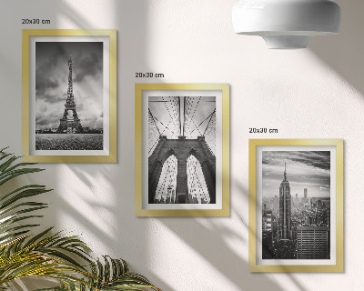 Juego de 3 cuadros decorativos Torres y puentes en tonos monocromáticos.