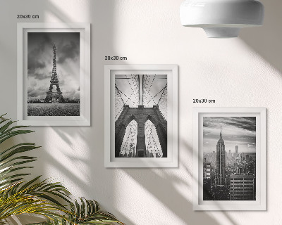 Juego de 3 cuadros decorativos Torres y puentes en tonos monocromáticos.