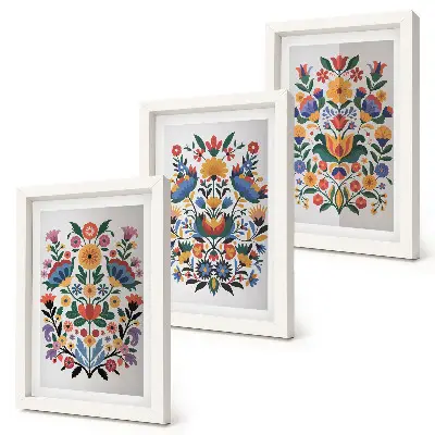 Tríptico enmarcado con estampados florales en colores intensos sobre fondo blanco