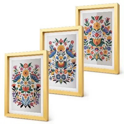 Tríptico enmarcado con estampados florales en colores intensos sobre fondo blanco