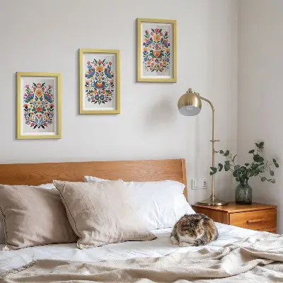 Tríptico enmarcado con estampados florales en colores intensos sobre fondo blanco