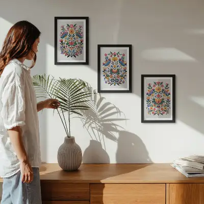 Tríptico enmarcado con estampados florales en colores intensos sobre fondo blanco