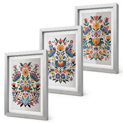 Tríptico enmarcado con estampados florales en colores intensos sobre fondo blanco