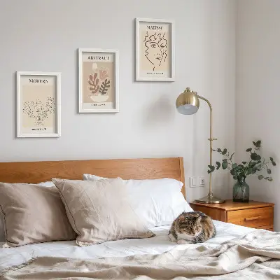 Tríptico enmarcado con motivos vegetales y líneas de estilo moderno