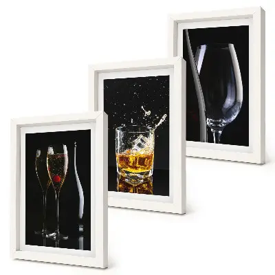 Juego de 3 cuadros decorativos con diseño de copas de vino y whisky sobre fondo negro