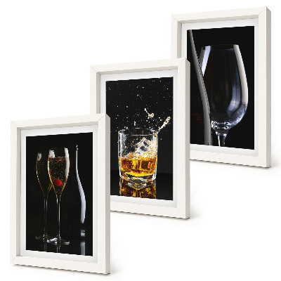 Juego de 3 cuadros decorativos Copas de vino y whisky sobre un fondo negro.