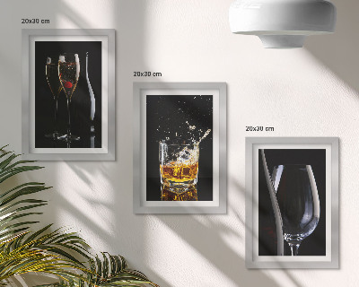 Juego de 3 cuadros decorativos Copas de vino y whisky sobre un fondo negro.