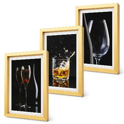 Juego de 3 cuadros decorativos Copas de vino y whisky sobre un fondo negro.